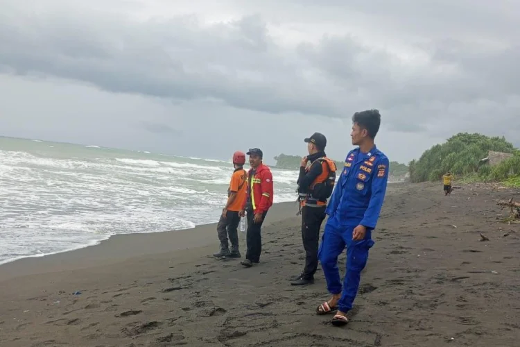 ‎Pemuda Tenggelam di Pantai Pamayangsari, Tim SAR Gabungan Lanjutkan Pencarian