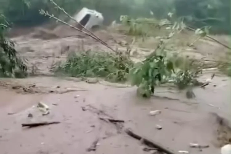 Viral Banjir Bandang Terjang Pegunungan Muria di Kudus hingga Hanyutkan Mobil