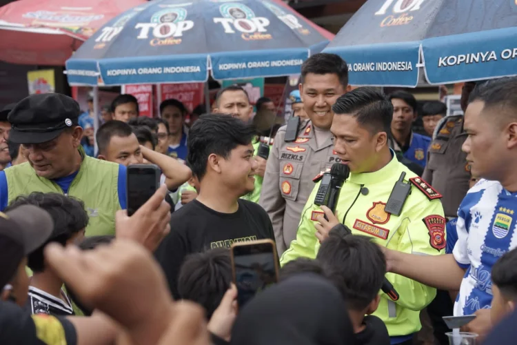 Tak Dapat Tiket Persib vs Persija, Kurir Paket ini Diberangkatkan Umrah Secara Spontan di Nobar Polres Cimahi