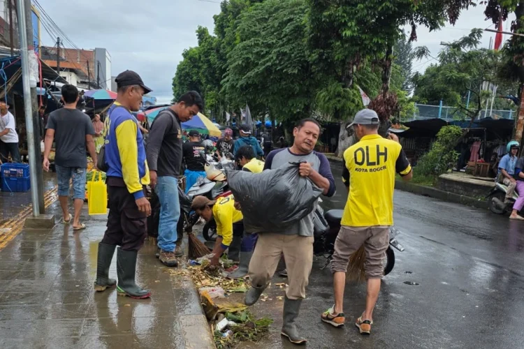 DLH Ajak Pedagang Bersih-bersih di Jalan MA Salmun, Beri Edukasi Pengelolaan Sampah