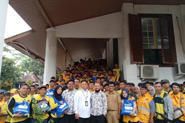 Alhamdulillah, Ratusan Penyapu Jalan Diberikan Paket Sembako