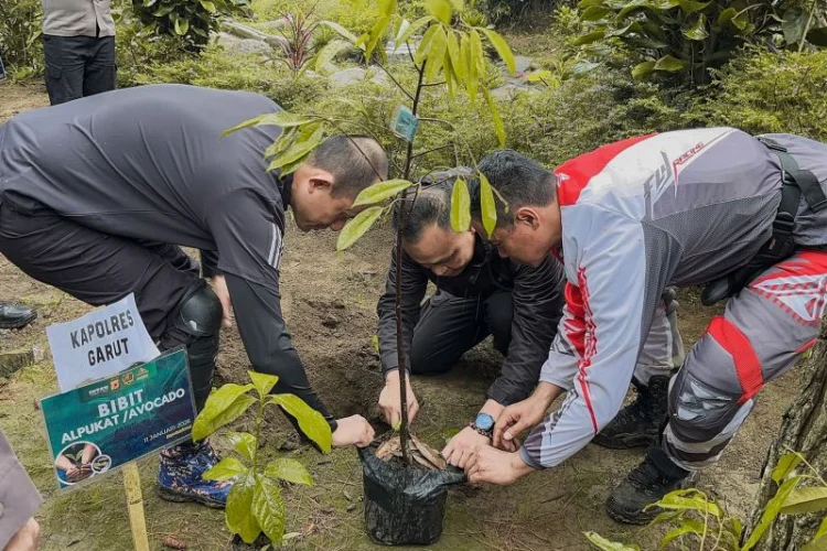 Cegah Bencana Alam, Polres Garut Tanam Ratusan Pohon Alpukat