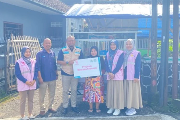Dukung Usaha Penjual Gorengan, Srikandi dan YBM PLN UP3 Tasikmalaya Berikan Bantuan Gerobak