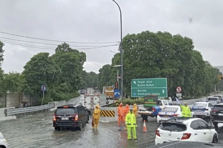 INFO Lalu-lintas: Arus Menuju Bandara Soekarno-Hatta Tersendat Akibat Banjir