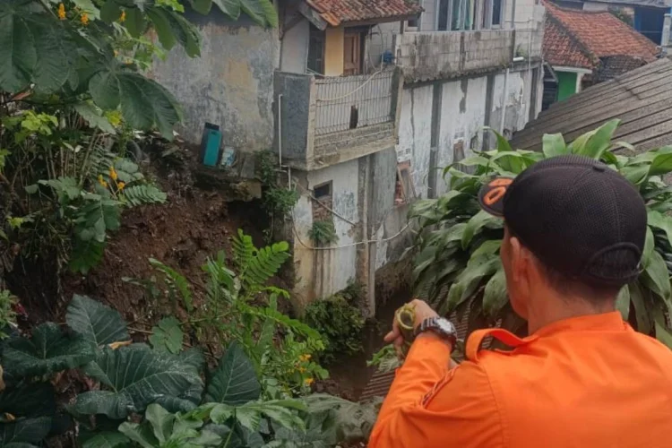 Tebingan di Kampung Pancasan Alami Dua Kali Longsor, Puing-puing Tutupi Anak Sungai Cikaret 