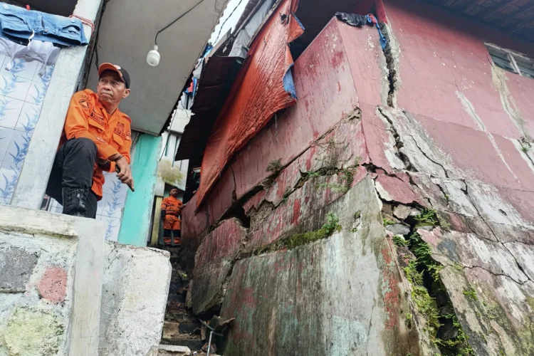 Pondasi Rumah Anjas Asmara Longsor Akibat Intensitas Hujan Tinggi
