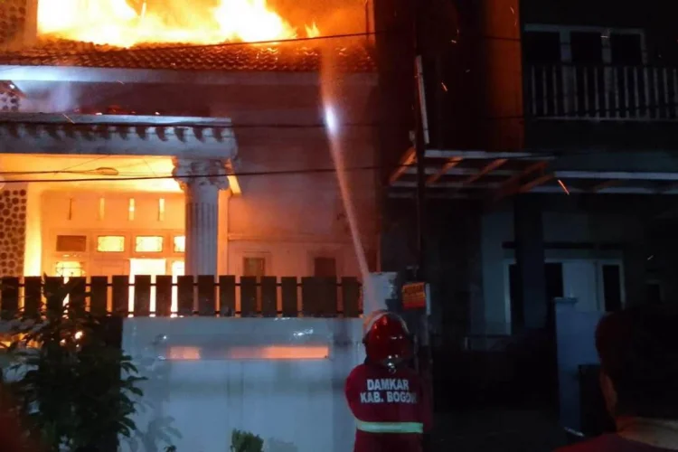 Arus Pendek jadi Penyebab Rumah Dua Lantai di Bojong Kulur Terbakar