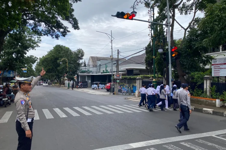 Dishub Cimahi Pasang Pelican Crossing Rp200 Juta di Depan SMPN 6