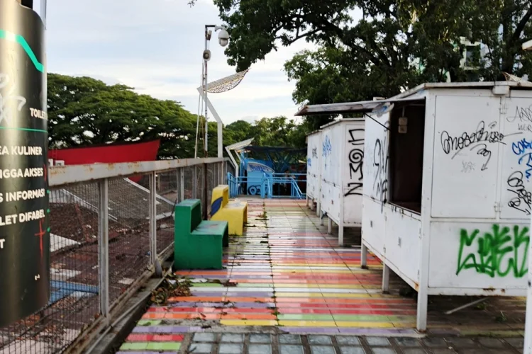 Di Atas Skywalk yang Sepi, Pedagang Menunggu Nasib Teras Cihampelas