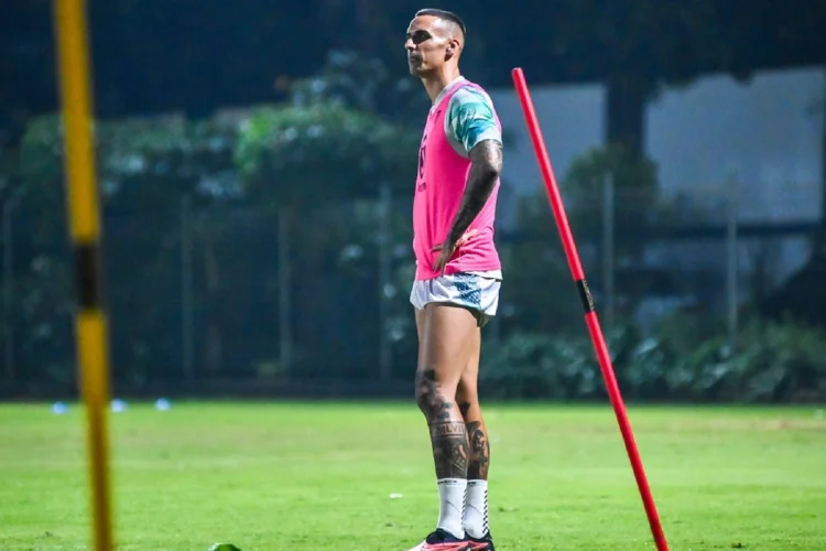 Rezaldi dan Hamra Hengkang, Persib Fokus Rekrut Bek di Jendela Transfer