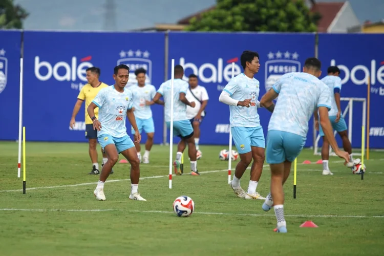 Bojan Hodak Pastikan Perubahan Daftar Pemain Persib Hanya 1–2 Orang