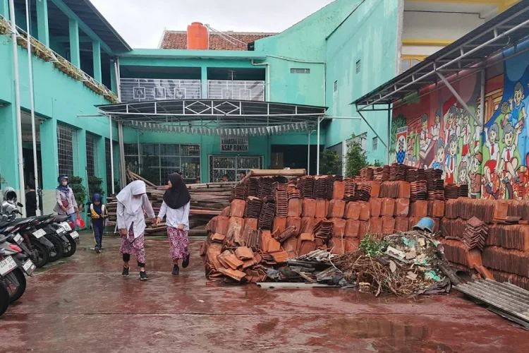 Sisa Material Renovasi Menumpuk di Lapangan SDN Mandiri 1, Ruang Gerak Anak Terbatas