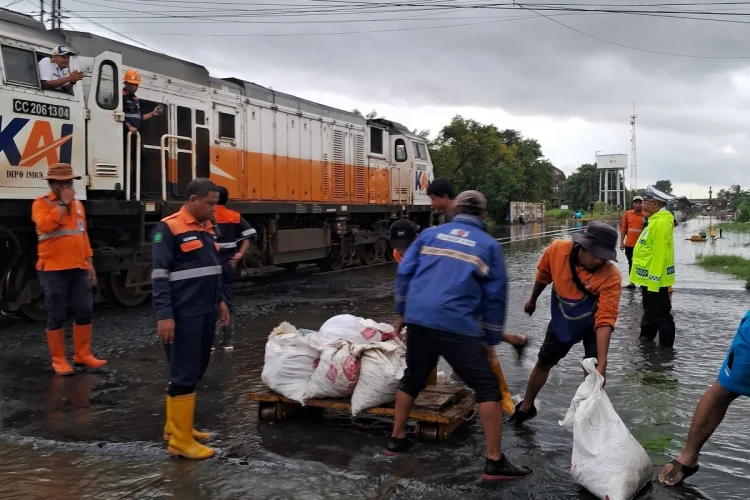 Banjir di Jalur Pantura Lumpuhkan Perjalanan, KAI Batalkan KA Ciremai dan Alihkan Penumpang