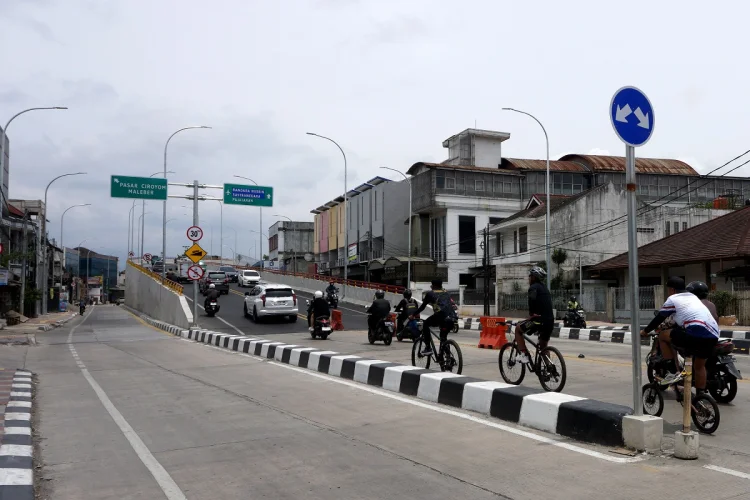 FOTO: Flyover Nurtanio Beroperasi, Akses Pejalan Kaki Ditutup