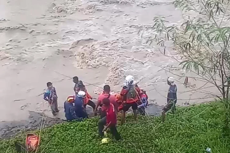 Asik Memancing, 3 Orang Survivor Terjebak Derasnya Air Sungai Cipamingkis