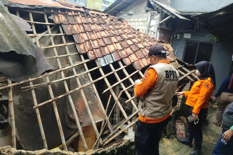 Hujan Deras di Bogor Utara, Satu Rumah Ambruk