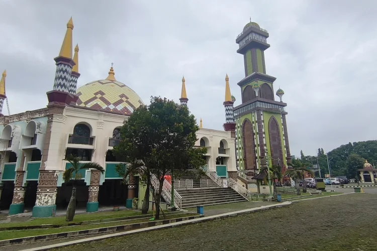 Menjulang Tinggi di Pusat Pemerintahan, Menara dan Masjid Agung Sumber Kabupaten Cirebon Kehabisan Nafas