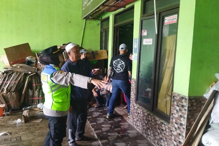 Diduga karena Korsleting Listrik, Sebuah Ruko di Cipatik Terbakar