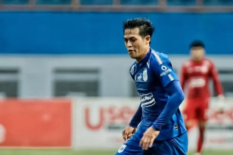 Alfeandra Dewangga, Bek Persib Serbabisa dengan Keahlian Lemparan Jarak Jauh