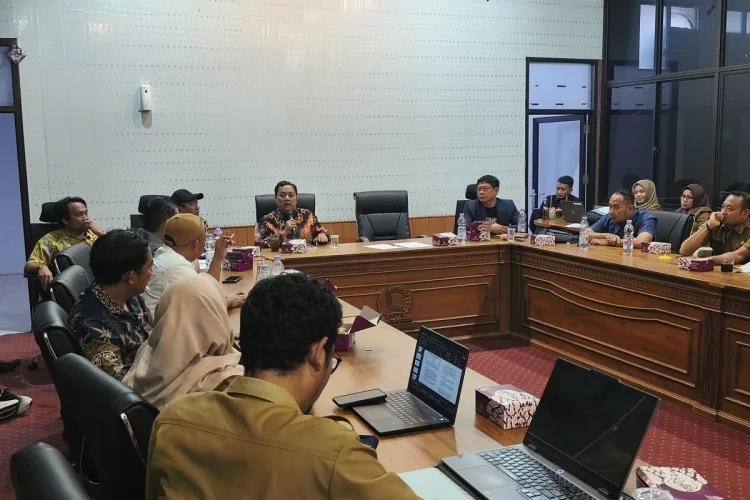 DPRD Kabupaten Cirebon Beri Waktu 10 Hari Evaluasi Galian Kaki Bukit Plangon Sumber