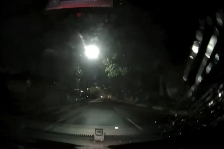 Terekam Kamera Dashcam, Pemotor Lempar Botol ke Kaca Mobil hingga Pecah di Sangkuriang Cimahi