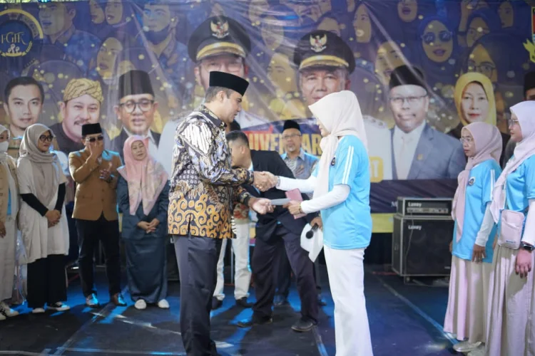 Tebus Janji pada Abah, Cerita Dede Desih Sagitarinah Mengabdi dengan Cinta Selama 21 Tahun di SMPN 2 Sindangkerta 