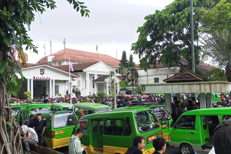 Tolak Pemusnahan Angkot Tua, Ratusan Sopir dan Pemilik Angkot Ontrog Balai Kota Bogor