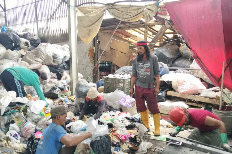 Soal Sampah Bandung, Petugas TPS3R Anugrah Siringgit Kritik Rencana Larangan Insinerator KLH