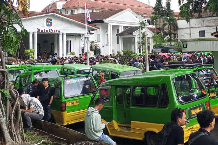 Terima Perwakilan Aksi Demo Sopir Angkot, Jenal Sebut Razia Angkot Tua Dihentikan Sementara 