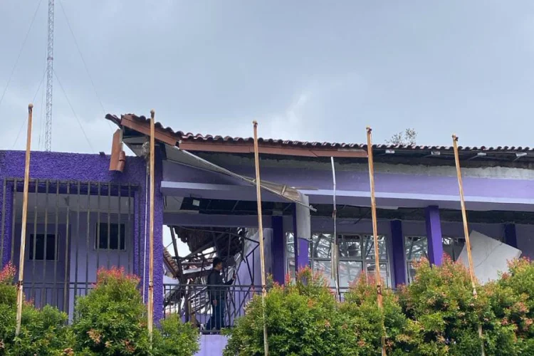 Lagi, Ambruk Sekolah Negeri. Kini Bangunan di SMA 2 Gunung Putri