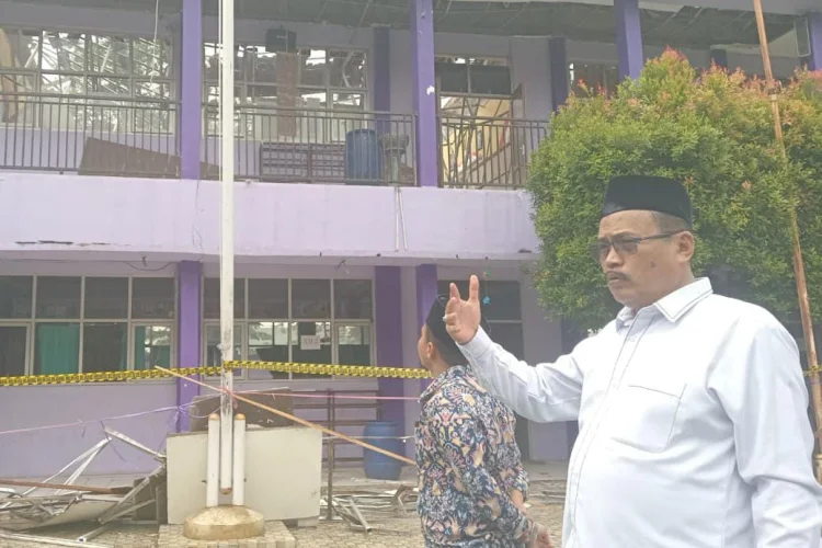 Rangka Atap SMA 2 Gunung Putri Diduga Tidak Standar Spesifikasi