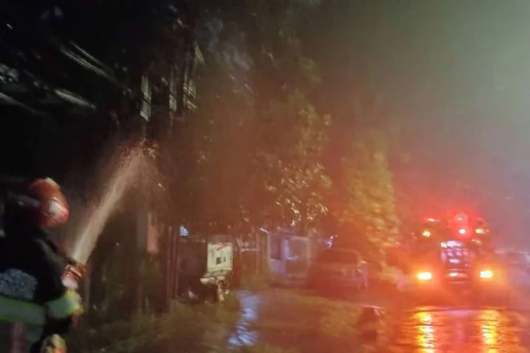 Tiang Listrik di Jalan Siliwangi Terbakar Saat Hujan Gerimis