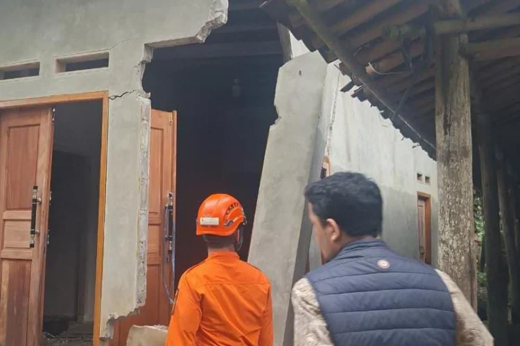 Tiga Rumah di Puncak Bogor Rusak akibat Hujan dan Angin Kencang