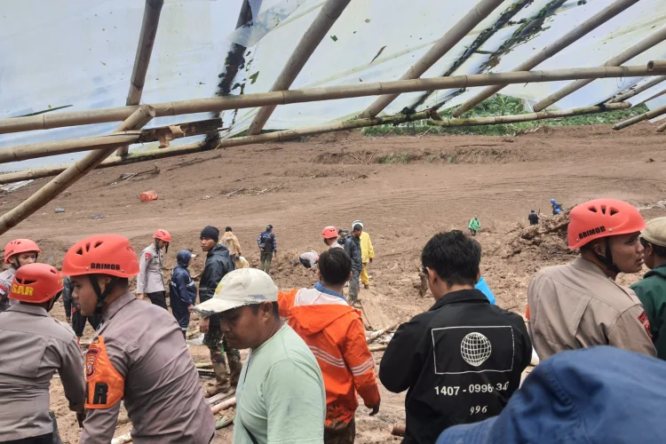 Pencarian Korban Longsor Cisarua, Petugas Evakuasi 25 Kantong Jenazah dari Lokasi Bencana