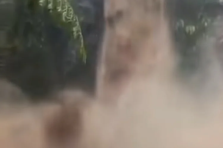 Curug Bugbrug Parongpong Ditutup Sementara, Debit Air Keruh dan Deras Usai Hujan Lebat
