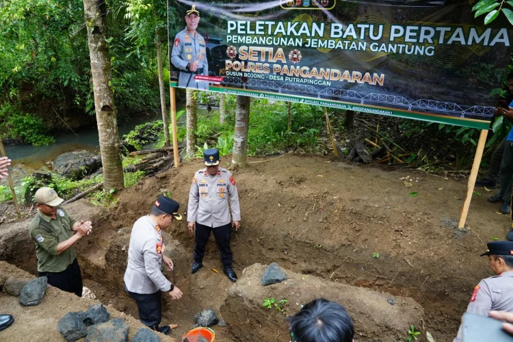 Polisi Bangun Jembatan Akses bagi 400 Pelajar dan Warga di Pangandaran