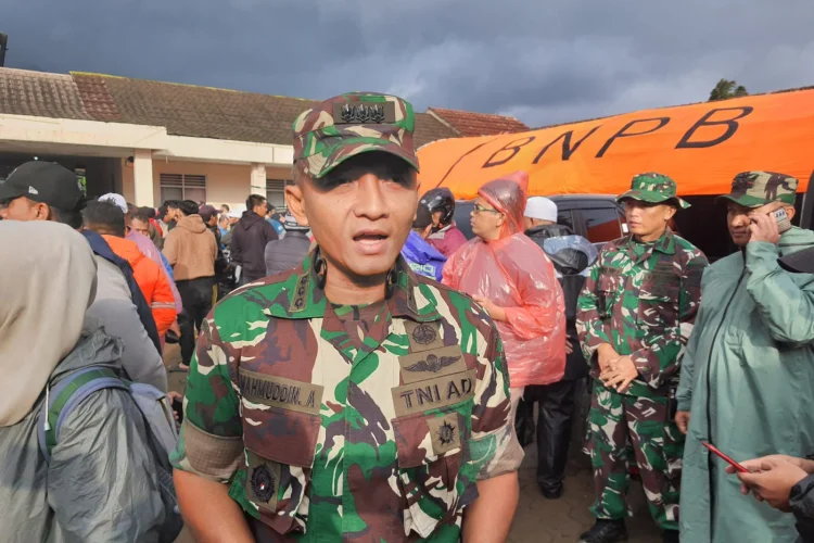 Personel Gabungan TNI dan Masyarakat Gencar Cari Puluhan Korban Longsor di Cisarua 