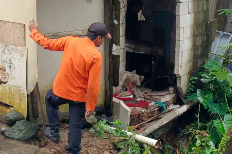 Longsor TPT di Cilendek Barat, Dapur Warga Terbawa Arus