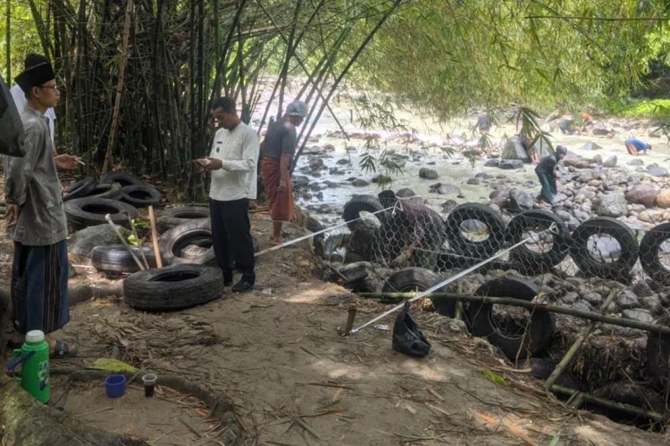 Warga Benda Kerep Kota Cirebon Bangun Pengaman Sungai Sendiri Lantaran Usulan Bertahun-tahun Tak Digubris 