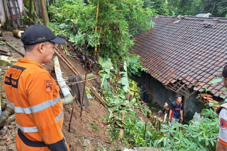 Material Longsor di Jalan Situ Beureum Tutup Jalan Setapak Warga
