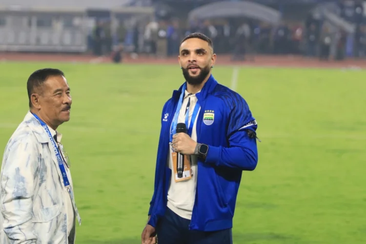 Terkesima Atmosfer Bobotoh, Layvin Kurzawa Janji Maksimal di Persib