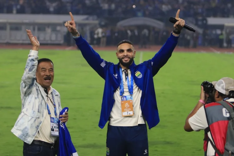 Akun Resmi PSG Ikut Ucapkan “Wilujeng Sumping” untuk Layvin Kurzawa yang Gabung Persib