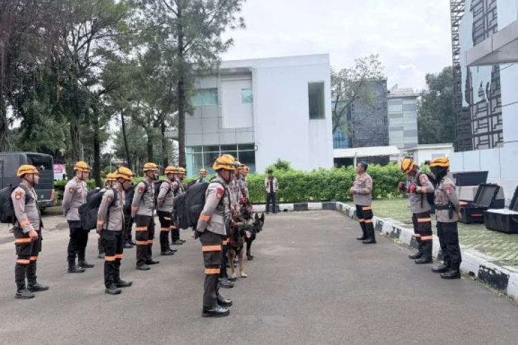 Unit K9 Polri Bantu Pencarian Korban Longsor Cisarua