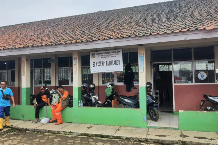 Sekolah di Pasirlangu Beralih Fungsi Jadi Pusat Penanganan Longsor, Pendidikan Tetap Berjalan