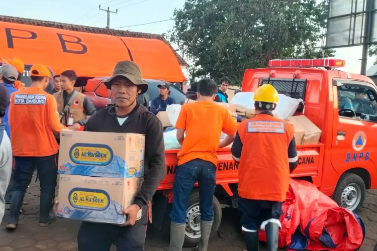 Pemkot Bandung Bantu Evakuasi Korban Bencana di Bandung Barat, Kerahkan Damkar dan Dapur Umum