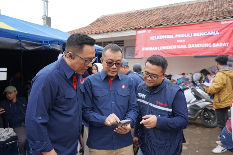 Telkomsel Salurkan Bantuan Sosial dan Pastikan Ketersediaan Jaringan di wilayah Longsor Cisarua