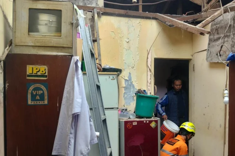 Atap Rumah Muchid Ambruk Akibat Curah Hujan Tinggi di Langit Bogor