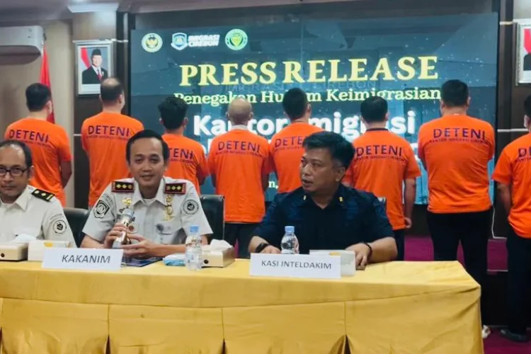 Izin Berkunjung Tapi Kerja, 8 WNA Tiongkok Dideportasi Imigrasi Cirebon