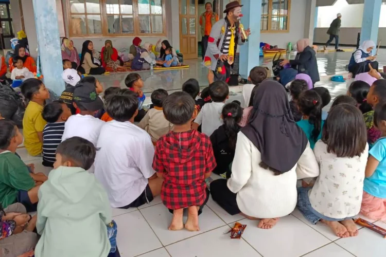 Badut dari Cimahi Bawa Harapan Anak-anak Pengungsi Longsor Cisarua