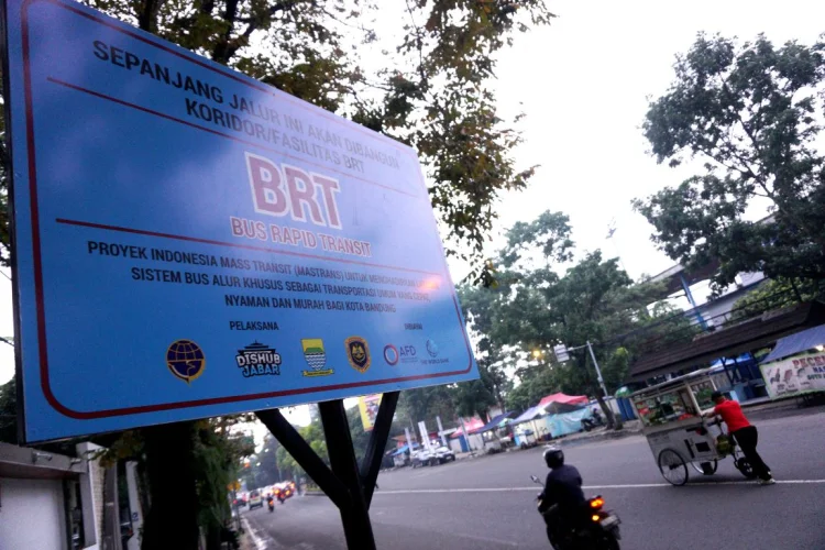 Bandung di Persimpangan Mobilitas, BRT vs Kendaraan Pribadi